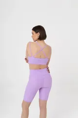 Calza corta de lycra verde militar, tiro alto, corte biker y bolsillos laterales.