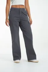Pantalón cargo de gabardina color gris oscuro, de tiro medio y corte recto, con bolsillos laterales tipo parche.