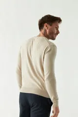 Sweater de punto para hombre con escote redondo, mangas largas y logo bordado en el pecho. Presenta un diseño clásico de calce regular.
