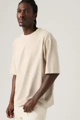 Remera de corte holgado y diseño minimalista, confeccionada en algodón pesado, con cuello redondo y mangas cortas.