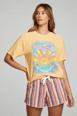 Remera amarilla de manga corta con estampa en el frente con la leyenda "Grateful Dead".