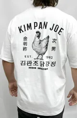 Remera blanca de algodón con corte oversize y doble estampa en la espalda con un pollo y texto en coreano e inglés.