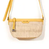 Bandolera de cuero sintético color mostaza con cuerpo de yute trenzado. Tiene correa larga regulable del mismo material y logo de la marca en el frente.