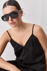 Top negro de breteles finos con escote en V y diseño minimalista, confeccionado en tela fluida y suave.