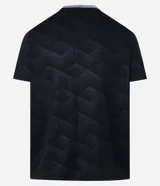Remera deportiva negra con tecnología Dry, cuello redondo y manga corta. Presenta un estampado de patrón geométrico en relieve y logos blancos en el pecho.