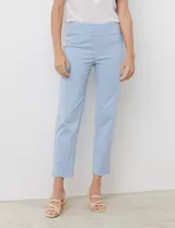 Pantalón de vestir celeste de gabardina elastizada, marca Zac & Rachel. Corte recto, pretina ancha pespunteada y largo al tobillo.