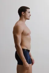 Boxer de algodón con cintura elástica negra, diseño ajustado y cómodo.