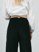 Pantalón de pana color ladrillo, de corte recto y tiro alto.