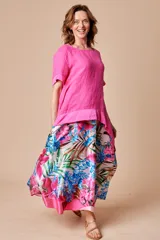 Blusa blanca de lino con corte irregular y zócalo de satén.