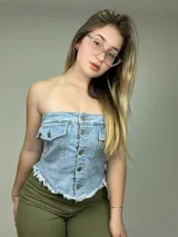 Top strapless de jean celeste con botones plateados al frente y ruedo desflecado.