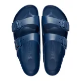 Sandalia tipo slide Birkenstock modelo Arizona, confeccionada en material EVA ligero y resistente al agua. Presenta dos correas ajustables con hebillas del mismo tono y plantilla anatómica moldeada.