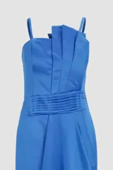 Vestido largo de fiesta color azul eléctrico, con breteles finos, escote recto y falda ajustada con volados en diagonal y abertura lateral.