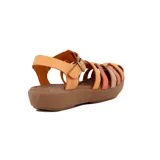 Sandalia de cuero color marrón con tiras entrecruzadas en naranja y rojo.