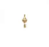 Dije con forma de llave antigua, bañado en oro 18k.