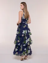 Vestido maxi Julia Jordan de gasa estampada azul con flores blancas y hojas verdes, escote halter y diseño estructurado en paneles volados.