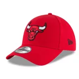 Gorra New Era color rojo con logo bordado de los Chicago Bulls en el frente y logo de New Era bordado en el lateral.