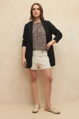 Short negro de tiro medio con textura de nido de abeja.