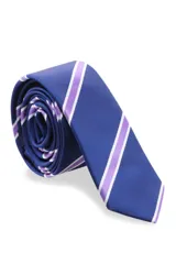 Corbatín azul con rayas diagonales blancas y violetas.