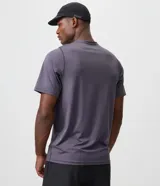 Remera deportiva de hombre Get Over color gris, con mangas raglán, cuello redondo y estampa frontal pequeña.