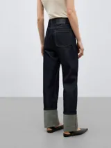 Pantalón vaquero de corte recto, color azul oscuro, con cinco bolsillos y vuelta en el bajo.