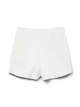 Pollera short de tiro alto y fit holgado, con diseño envolvente en la parte delantera y cierre lateral invisible.