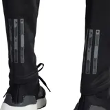 Pantalón de entrenamiento Adidas negro con logo blanco en la pierna izquierda, corte ajustado, bolsillos laterales con cierre y tecnología Aeroready.
