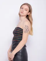 Top strapless de tela brillante a rayas azules y verdes.