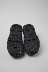 Championes Camper modelo Roku Ry.953, de color negro con diseño estilo calcetín tejido y sistema de cordones entrelazados. Suela gruesa de goma con efecto moteado.