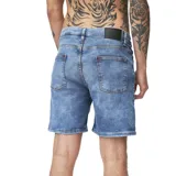 Bermuda de jean azul con lavado claro, corte recto y bolsillos delanteros y traseros.