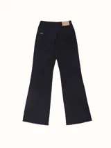 Pantalón de jean negro de corte flare, tiro medio y acabado sin costura.
