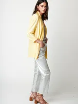 Blazer oversized lila de corte recto, largo a la cadera, con hombreras finas forradas, costuras internas con sesgo combinado y maxi bolsillos delanteros. Incluye lazo de algodón con detalle a tono.