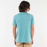 Remera de manga corta color celeste con cuello redondo y pequeño bordado de moto en el pecho.