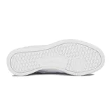 Championes Reebok Club C 85 de cuero blanco con detalles en rojo y logo de la marca en el lateral.