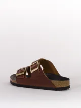Sandalias Birkenstock Arizona color marrón con estampado de piel de reptil y hebillas doradas.