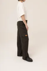 Pantalón cargo color beige con finas rayas verticales, confeccionado en lana.