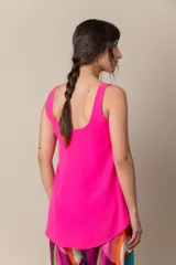 Musculosa fucsia de crepe con escote redondo y detalle de ondas.