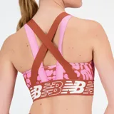 Top deportivo New Balance Relentless Crop Bra con estampado animal print en tonos rosa y marrón. Cuenta con tirantes finos, espalda deportiva y logo de la marca en la banda inferior.