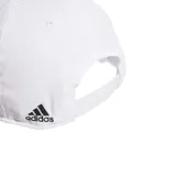 Gorra de béisbol Adidas Daily color blanco con logo Adidas bordado en negro en el lateral. Confeccionada en tejido de algodón suave y transpirable con cierre ajustable en la nuca.