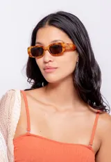 Top de bikini negro strapless con breteles finos regulables y gancho en la espalda.