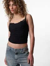 Corset negro con copa preformada y aros, confeccionado en microfibra. Presenta breteles elásticos ajustables y detalle de puntilla en el escote.