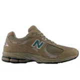 Championes urbanos New Balance modelo 2002R, color marrón con detalles en verde y gris. Confeccionados en una combinación de gamuza y malla, cuentan con el logo 'N' característico en los laterales y tecnología de amortiguación en la entresuela.
