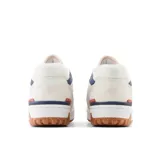 Championes New Balance 550 de cuero color crema con detalles en azul, rosa y rojo.