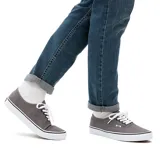 Zapatillas Vans modelo Authentic, color gris, con cordones blancos y suela de goma blanca con línea negra.