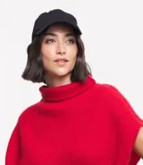 Gorra negra de sarga con visera curva, sin estampa y ajuste trasero.