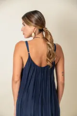 Vestido largo azul marino de seda italiana, con breteles finos ajustables, tajos laterales y forro corto.