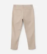 Pantalón de sarga corte slim, color negro, con cintura con trabillas, cierre tradicional y bolsillos laterales y traseros.
