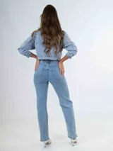 Pantalón de jean celeste de corte recto, con bolsillos delanteros y traseros, y franja lateral plateada.