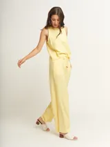 Pantalón de lino color lila, tiro alto, corte palazzo con elástico en la pretina, bolsillos laterales y dobladillo invisible.