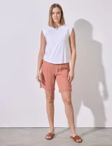 Remera blanca de modal, marca Tahari, con escote a la base, manga raglán y detalle de punto smock en los hombros.