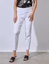 Pantalón blanco de gabardina elastizada, marca Ruby Rd, con pretina ancha elastizada, bolsillos delanteros simulados, bolsillos traseros aplicados y largo al tobillo.
